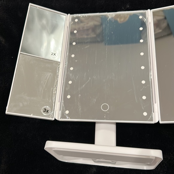 Brand new Rucci Proffessional tri fold lighted make up mirror - Picture 5 of 11